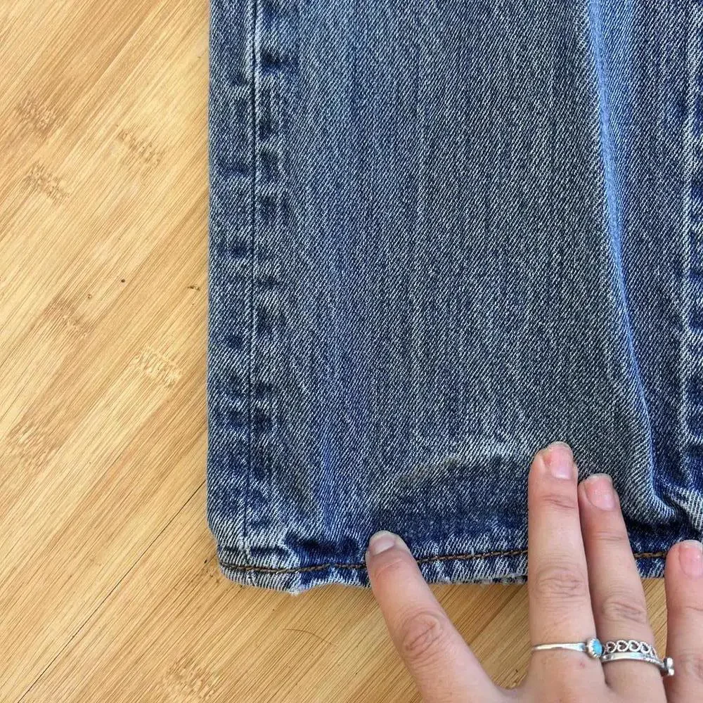 Levi’s 501 Jeans Men’s 32x32 Straight Leg Blue Denim Small Stain Tiny Hole
